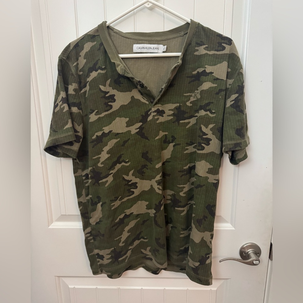 Calvin Klein Jeans Camo Henley Top 🌿 men’s size large #75